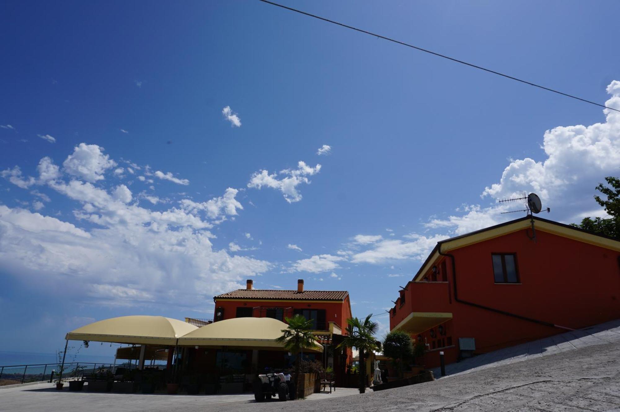 La Terrazza Motta Bed & Breakfast Atri Exterior photo