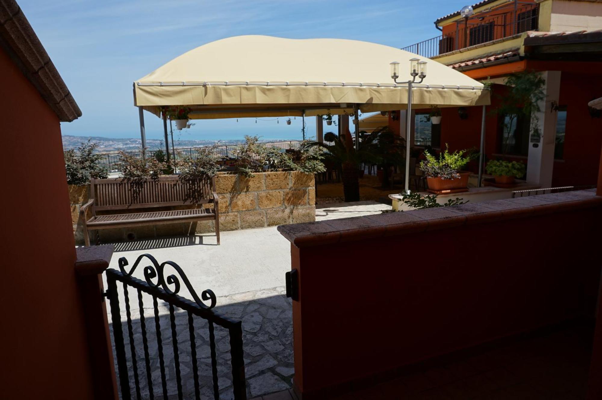 La Terrazza Motta Bed & Breakfast Atri Exterior photo