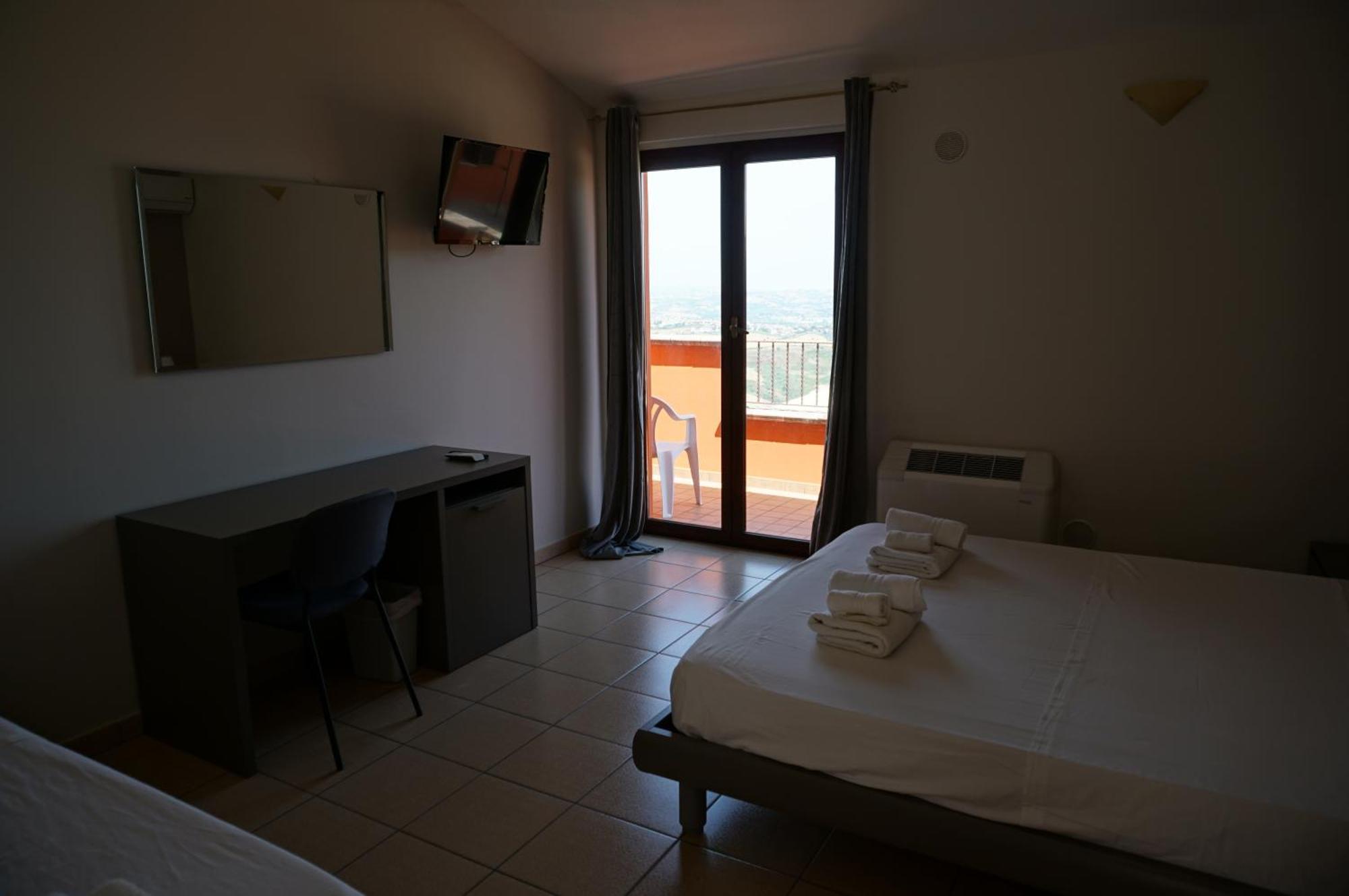 La Terrazza Motta Bed & Breakfast Atri Exterior photo